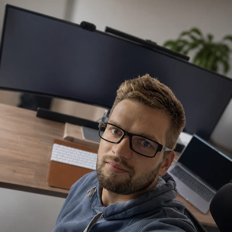 Pavel Němeček u pracovního stolu